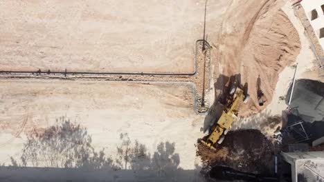 drone disparó tractor cavando tierra para proyecto de apartamento