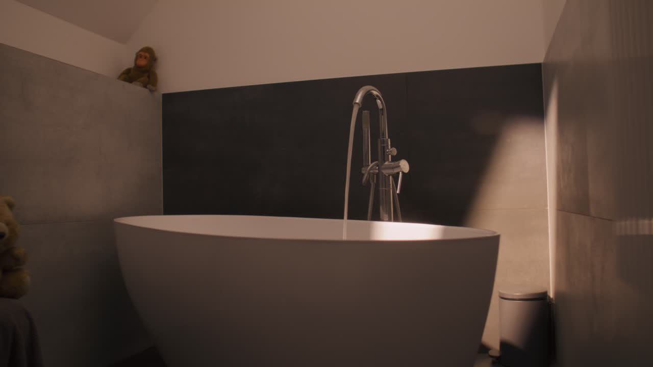 욕조가 있는 현대적인 욕실