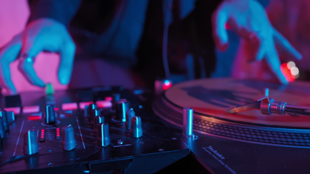 un dj moderno de apariencia asiática realiza una pista de música con iluminación de neón.