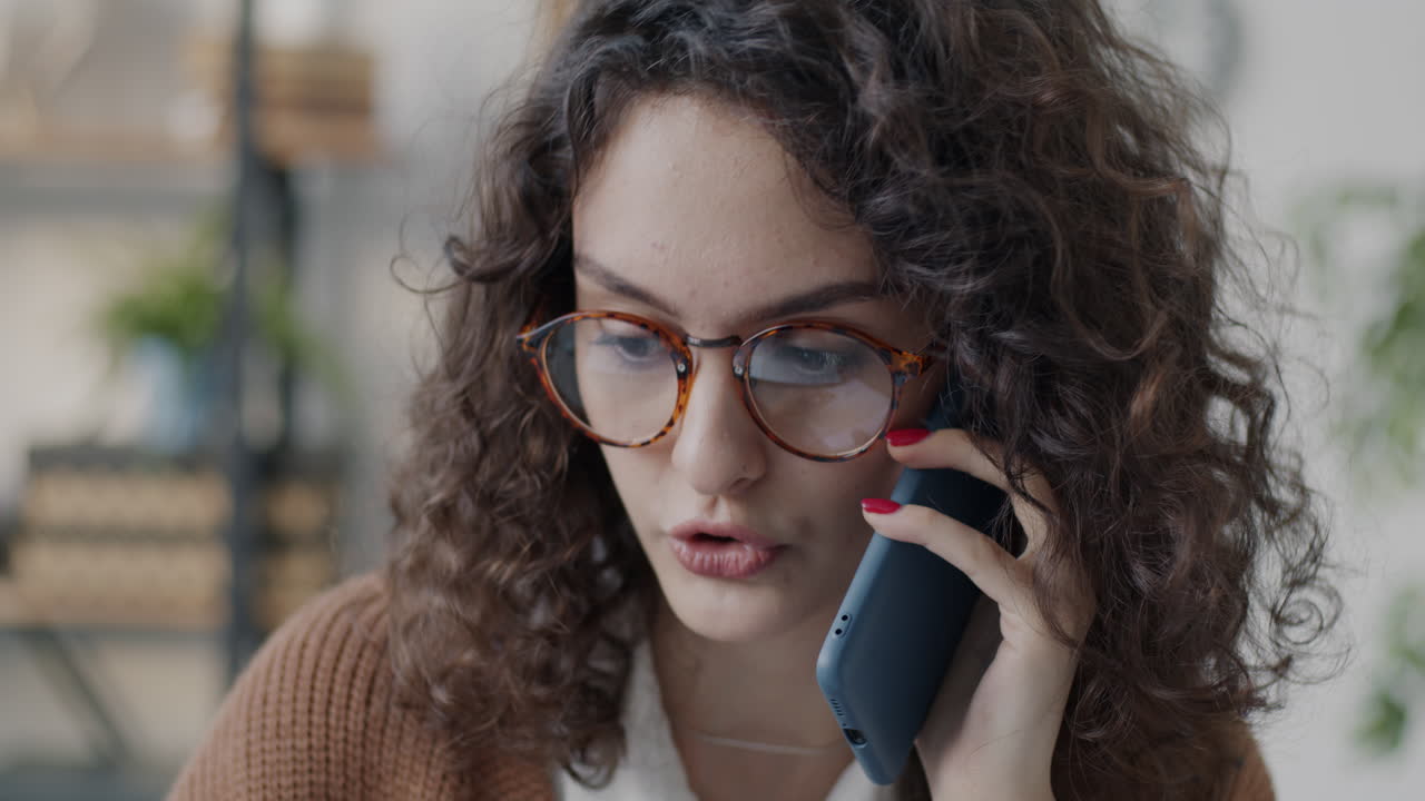 mujer en una llamada telefónica