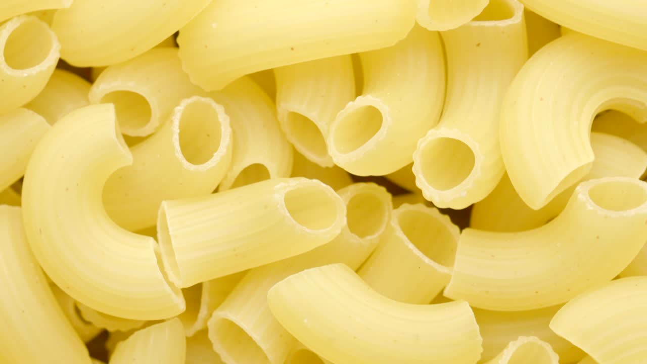 una pila de pasta italiana cruda girando en círculo