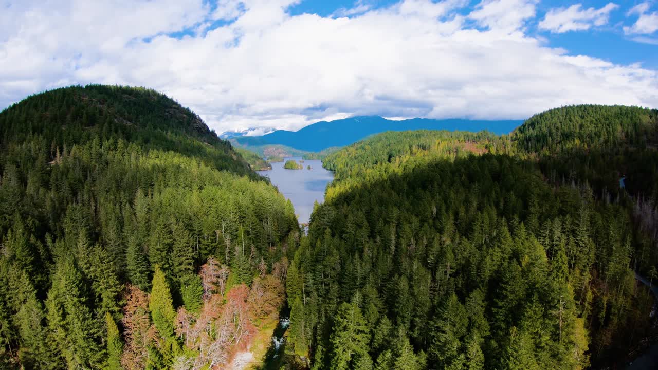 el lago sakinaw es un increíble pasaje estrecho entre las montañas costeras de la isla de bc paisaje aéreo volar a través