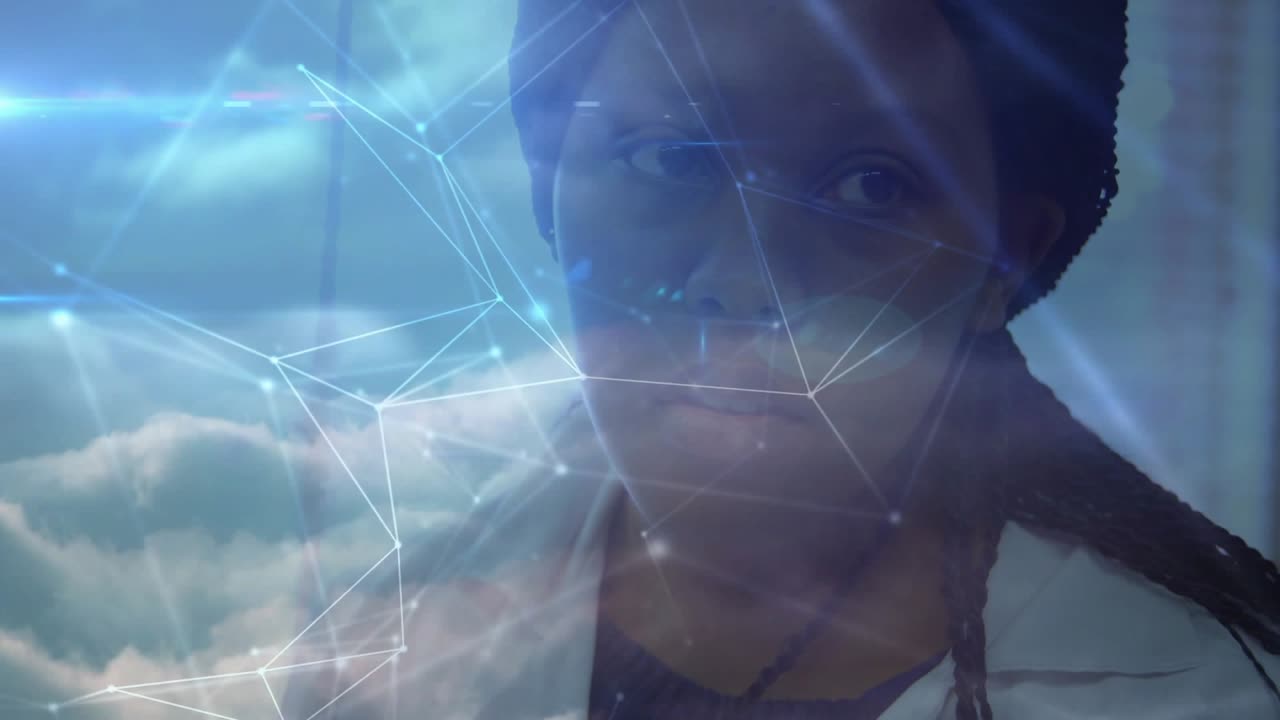 Donna che osserva dalla finestra mentre appare una sovrapposizione grafica, con la rete che si intensifica e il cloud in movimento per una demo tecnologica.