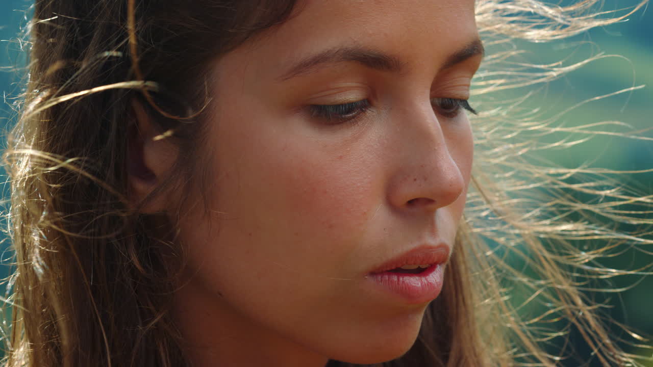 artista disfrutando del dibujo al aire libre. niña pintando una imagen en un día de viento afuera