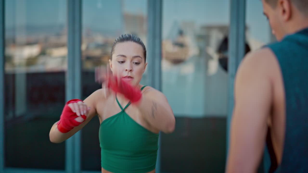 gimnasio, fitness y kickboxing femenino con personal