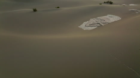vista aérea de las dunas de arena en el parque nacional del valle de la muerte al amanecer en estados unidos