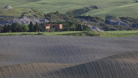 una granja solitaria en el valle de orcia en la toscana, italia