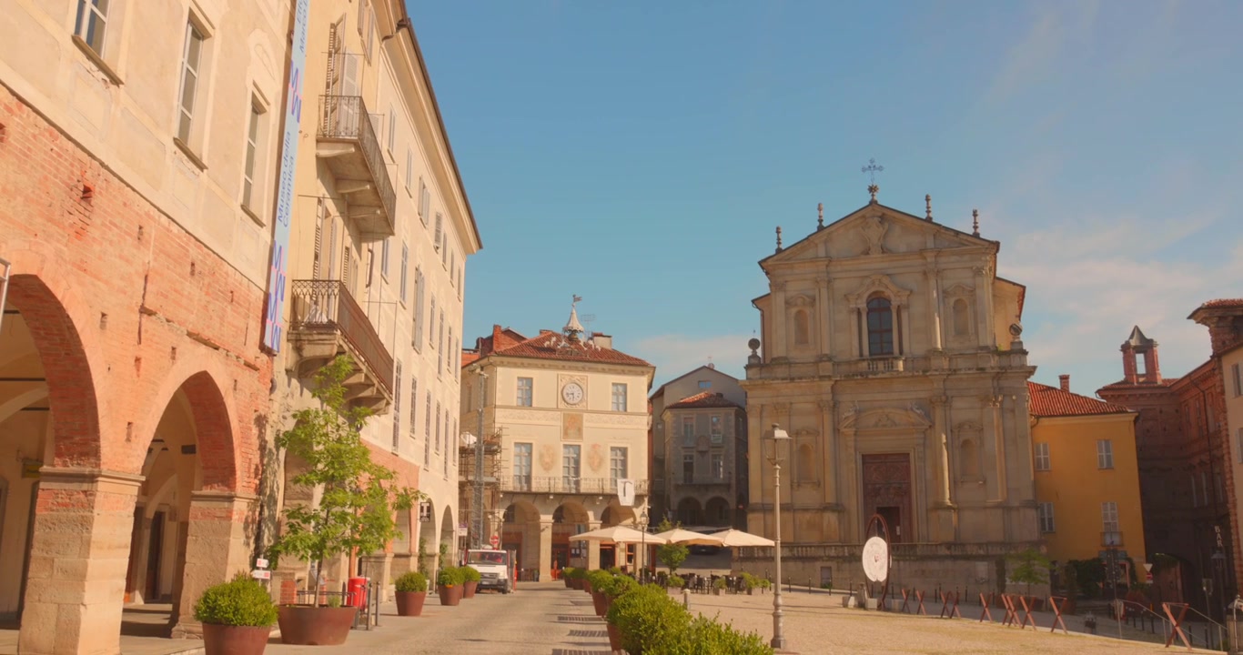 Storica piazza di Mondovì con chiesa e antichi edifici in una giornata di sole in Italia