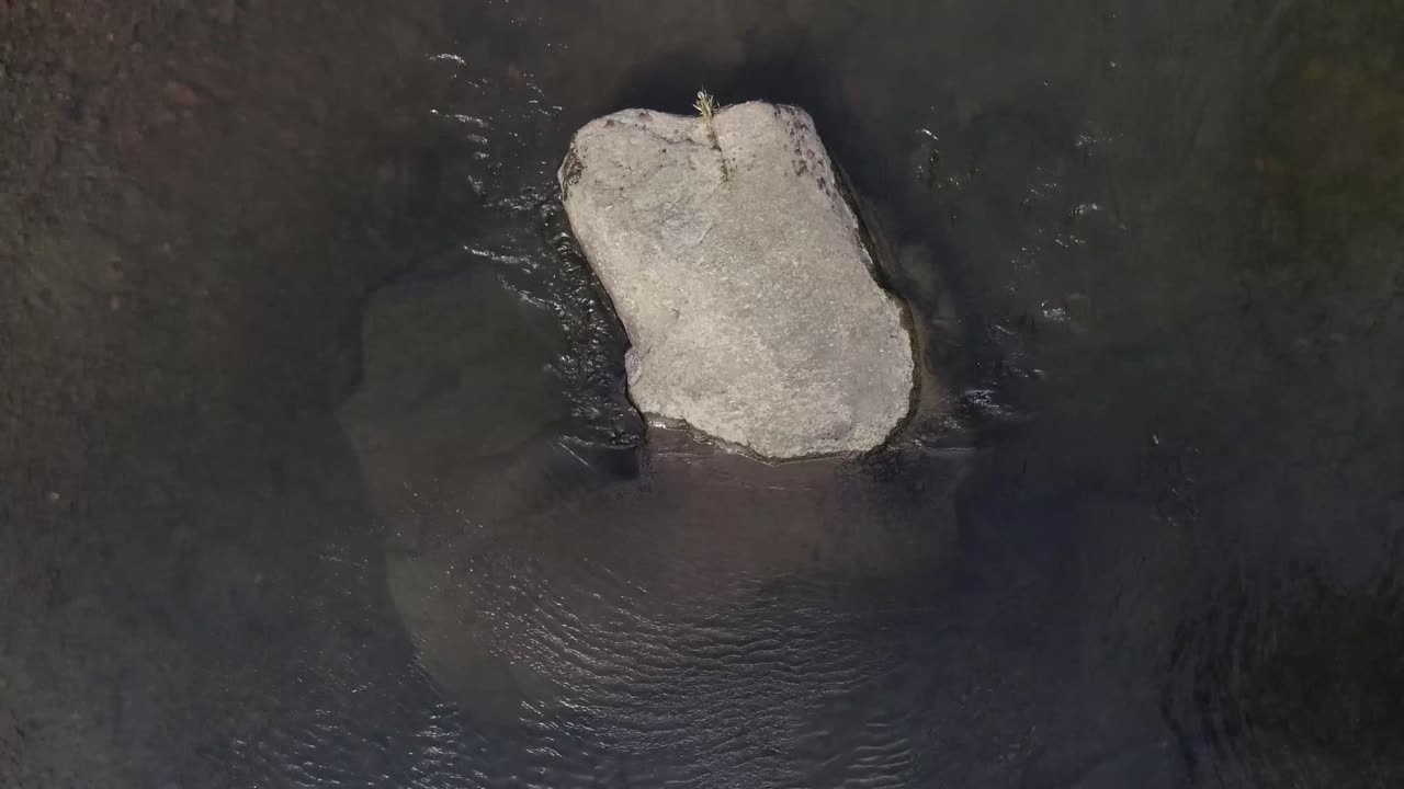 물이 바위에서 잔물결을 일으키는 것보다 더 평화로운 것은