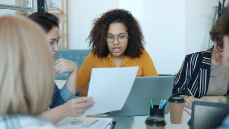 geschäftsfrauen im treffen