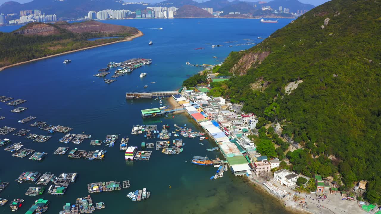 3일 동안 부두와 굴 양식장이 있는 작은 어촌 위를 공전하는 드론 샷