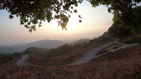 Puesta-De-Sol-Con-Capa-De-Montaña-Y-Carretera-En-Tailandia