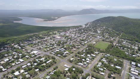 vista de la costa de cooktown junto al río esfuerzo cerca del mirador de la colina cubierta de hierba en queensland, australia