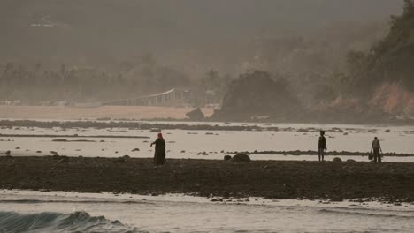 일몰 동안 kuta lombok 근처의 seger의 마른 암초에서 보기