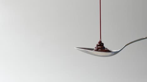 chocolate goteando en una cuchara