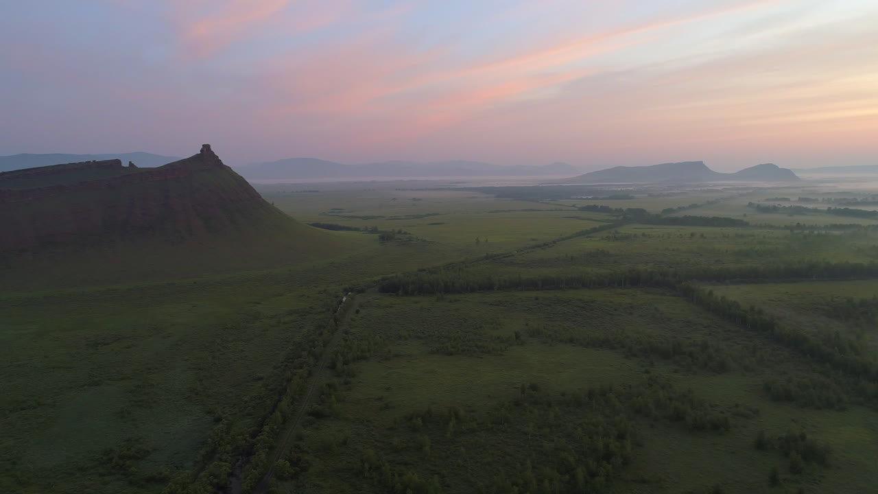 여름 풍경 - 웅장 한 산 들, 매혹적 인 계곡