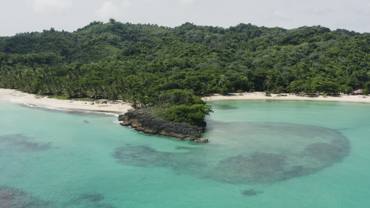 hermosos océanos tropicales y playas de arena dorada bordean la costa caribeña de playa rincón en la república dominicana