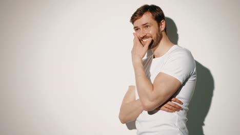 hombre elegante con camiseta blanca