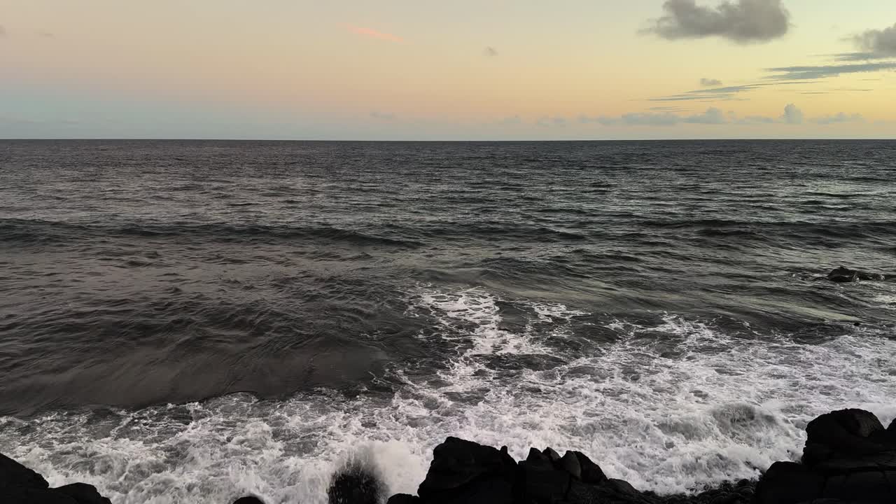 Tramonto hawaiano sull'oceano, onde calme, tranquillità, bellezza costiera