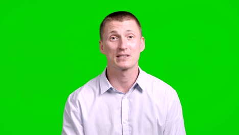 hombre hablando frente a la cámara en el fondo de la pantalla verde.