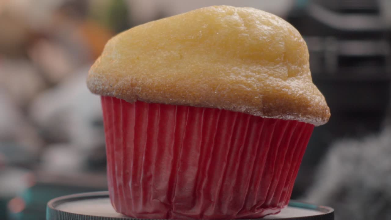 마핀이나 타말레스 컵케이크가 테이블 위에 회전하는 클로즈업입니다.