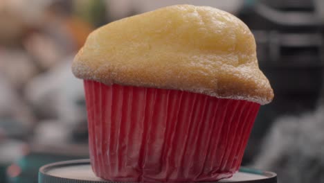 primer plano de un muffin o pastel de tamales girando en una mesa.