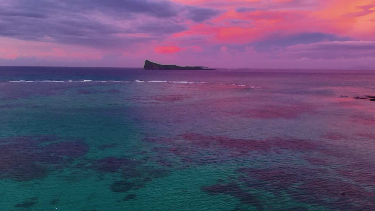 Tenui toni viola e blu del tramonto svaniscono sul mare aperto a Mauritius, creando una vista sull'oceano minimale e rilassante. Perfetto per immagini di relax, sfondi e narrazione di viaggi pacifici.
