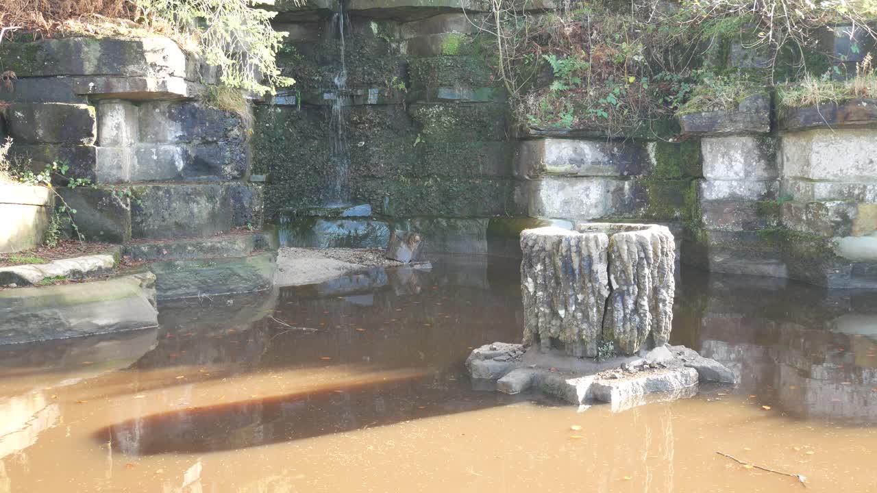 리빙턴 계단식 비밀 정원 폭포 분수 화려한 관광지 관광 시골 돌리 왼쪽