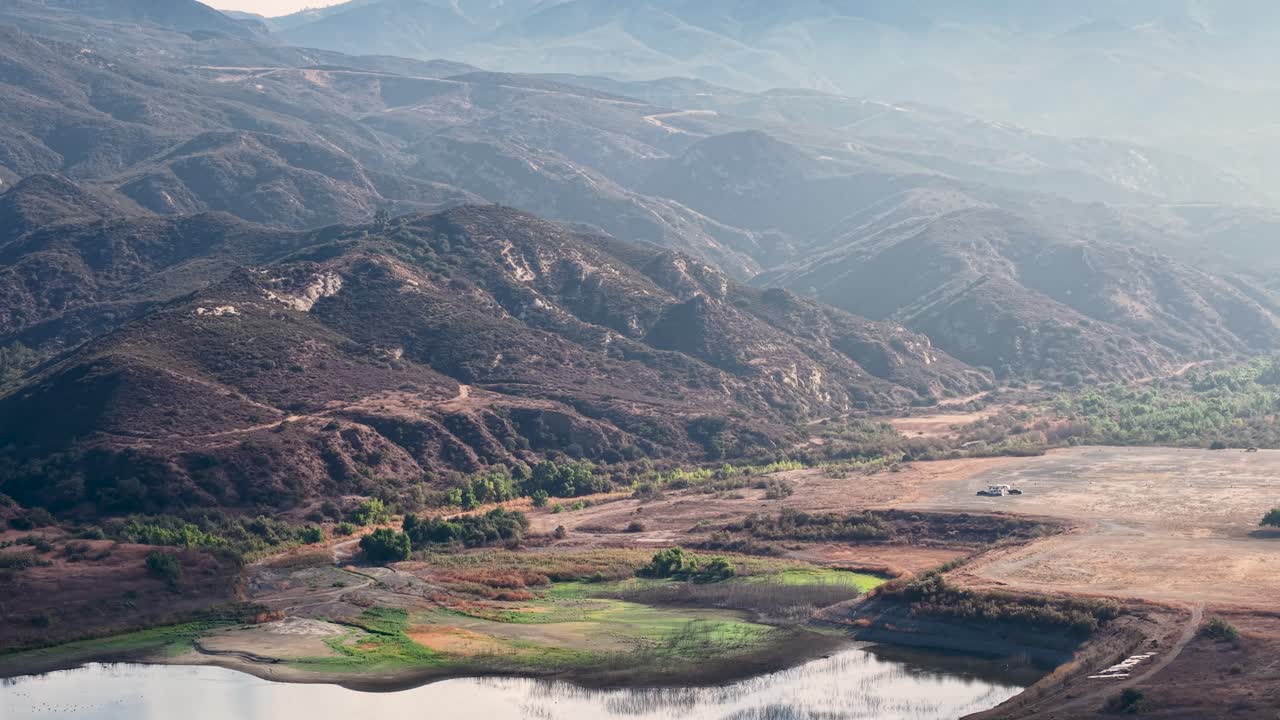 Vista aerea da drone di dolci colline e terreno accidentato a Black Star Canyon, California