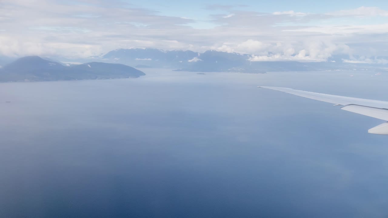 바다와 섬 위를 도는 비행기