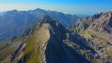 Ballet-De-Drones-Sobre-Los-Picos-De-Europa:-Los-Picos-Se-Elevan-Como-Los-Grandes-Pilares-De-La-Naturaleza