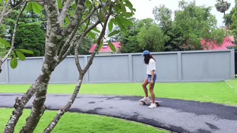 una mujer patinando en un parque.