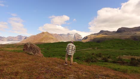 Mirando-Las-Montañas-De-Islandia