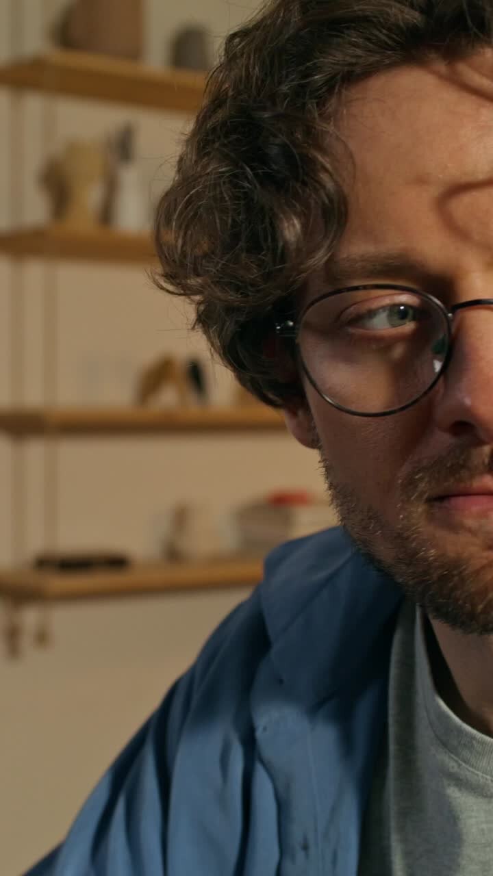 Primo piano di un uomo con gli occhiali