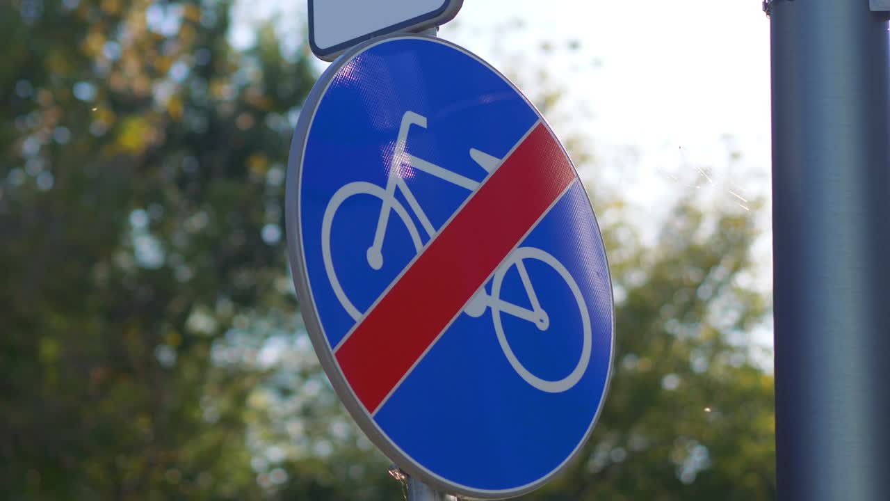 дорожный знак велосипедной дорожки в 4k замедленном движении 60 кадров в секунду