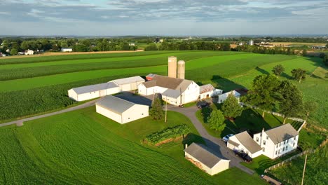 Amerikanischer-Bauernhof-Bei-Hellem-Sonnenuntergang-In-Ländlicher-Landschaft