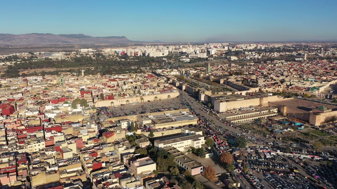 Veduta aerea con drone di Meknes, una delle storiche città imperiali del Marocco, che mostra l'antica medina, i vivaci quartieri urbani e le zone moderne. Una città Patrimonio dell'Umanità UNESCO che fonde una ricca eredità
