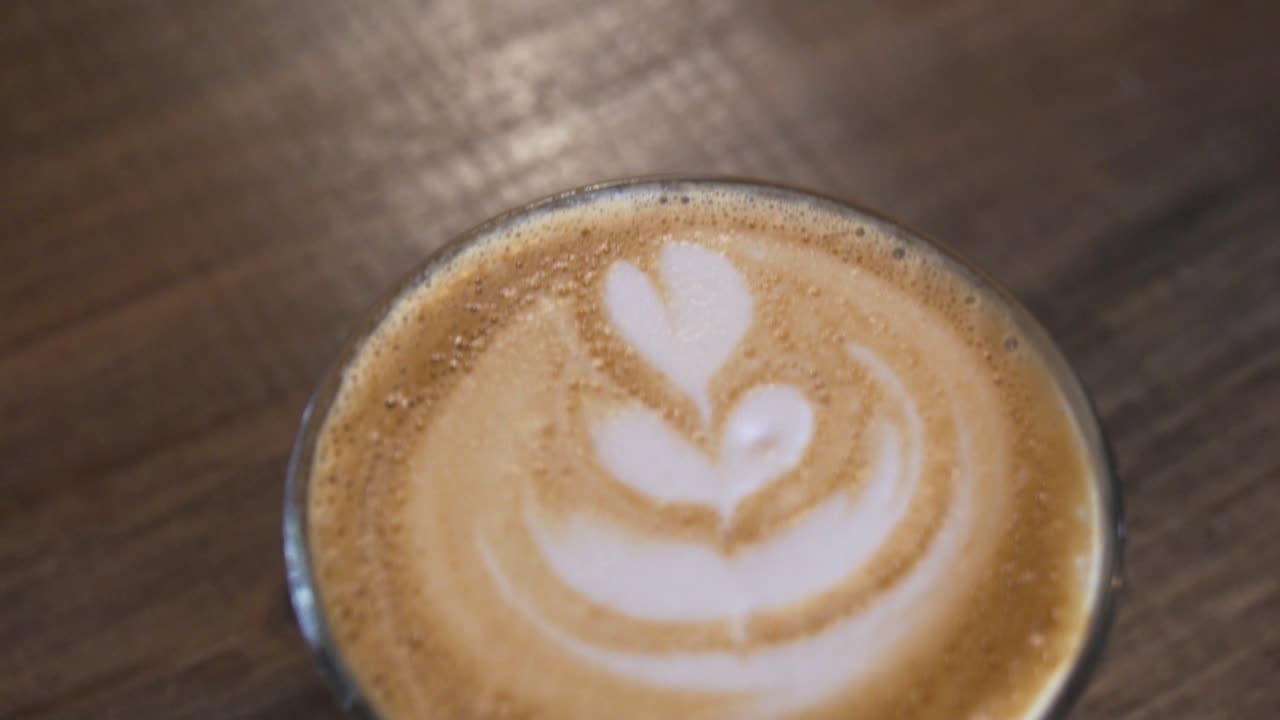 테이블에 뜨거운 커피 라떼 한 잔 - 클로즈업 샷