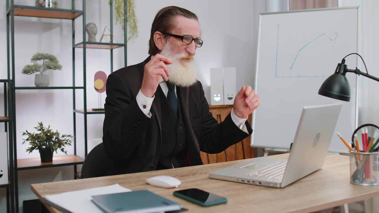 노트북으로 일하는 사업가가가 패배하고 놀랐습니다. 갑작스러운 복권 결과, 나쁜 소식, 재산 손실