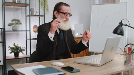 hombre de negocios que trabaja en una computadora portátil pierde sorprendido por los resultados repentinos de la lotería malas noticias pérdida de fortuna