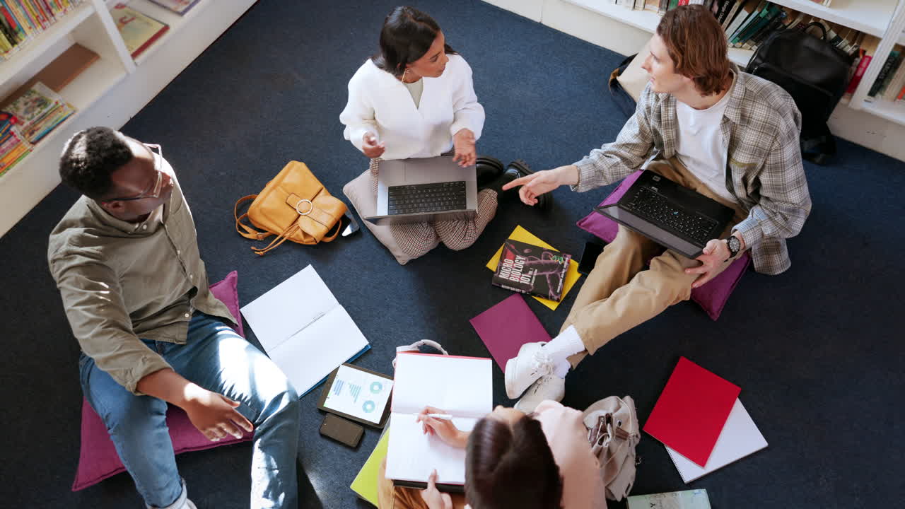estudiantes en la biblioteca, la gente estudia juntos