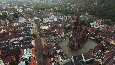 4k-Drohne-Footage-shot-near-the-Cathedral-in,-Fraiburg-im-Breisgau,-Germany-at-Sunrise