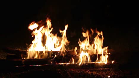 Mittlere-Aufnahme-Eines-Lagerfeuers-Mitten-In-Der-Nacht