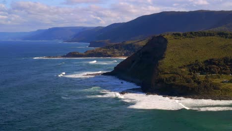 Thelma-Head-Mit-Era-Beach-Und-Brennendem-Palmenstrand-Im-Hintergrund-Im-Royal-National-Park,-Nsw-Australien