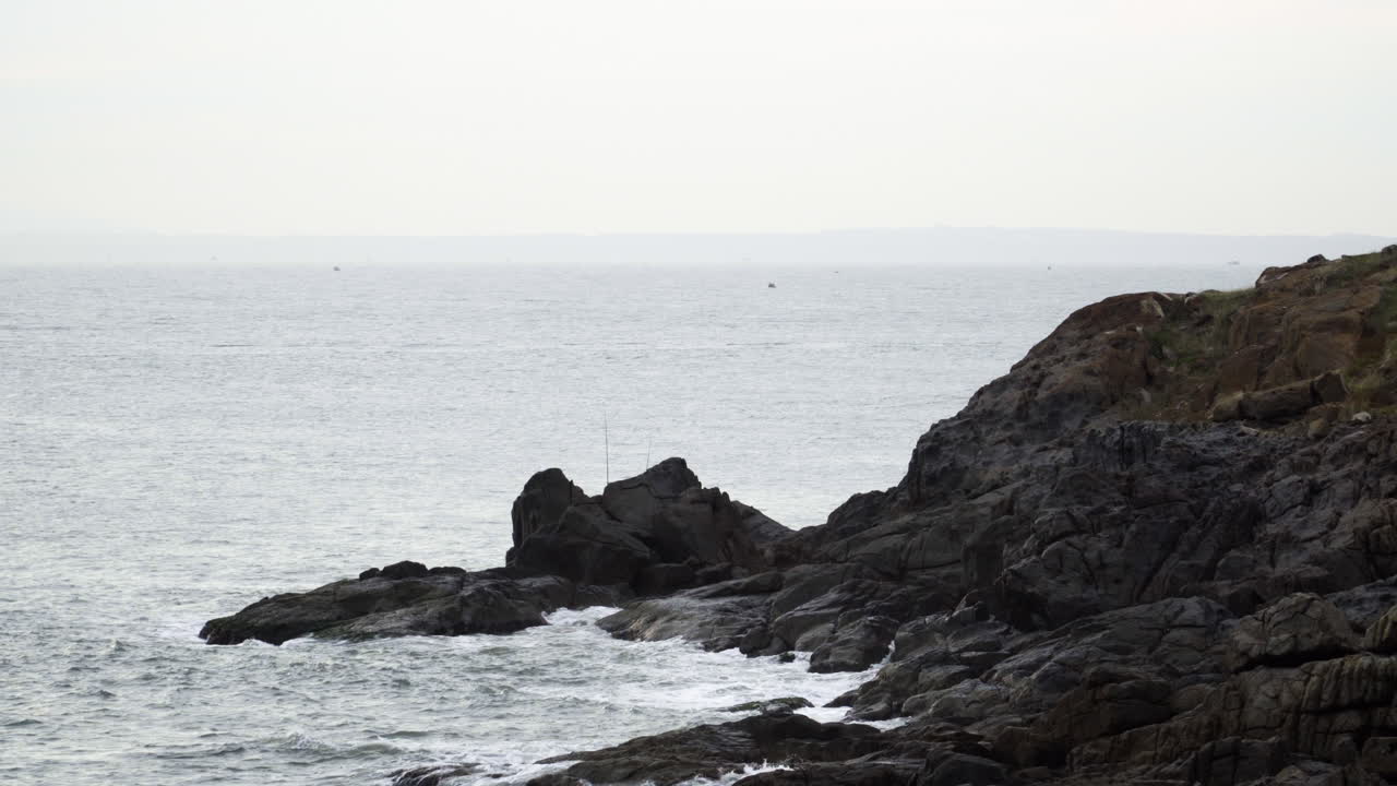 Onde oceaniche che colpiscono la costa rocciosa del Vietnam del Sud, vista statica