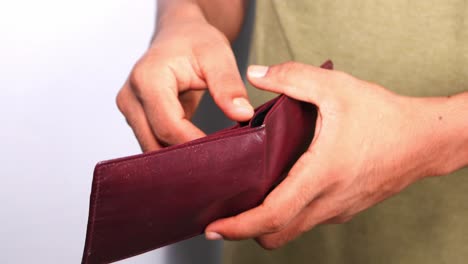 billetera vacía en las manos
