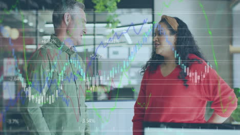 animación del procesamiento de datos sobre diversas personas de negocios que trabajan en la oficina