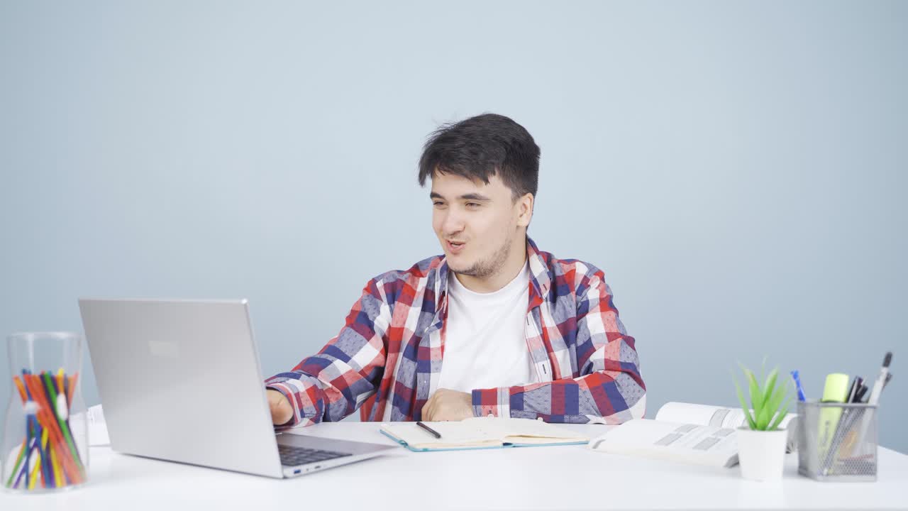 노트북에서 보는 것에 만족해서, 그 남자는 고개를 끄덕인다.