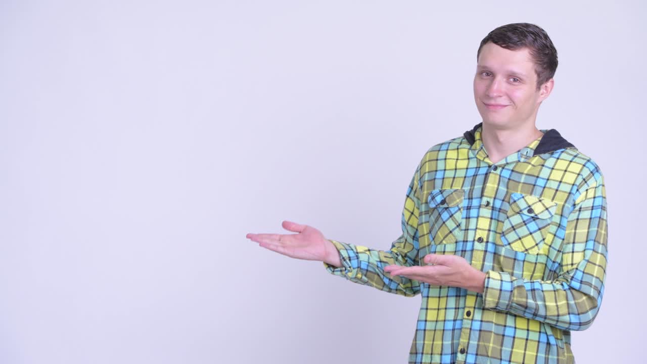 joven feliz y guapo hombre hipster