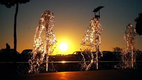 Wasserbrunnen-In-Der-Stadt-Bei-Sonnenuntergang-In-Zeitlupe